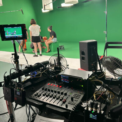 Hans en un set de rodaje con todo el material necesario al lado de un croma verde