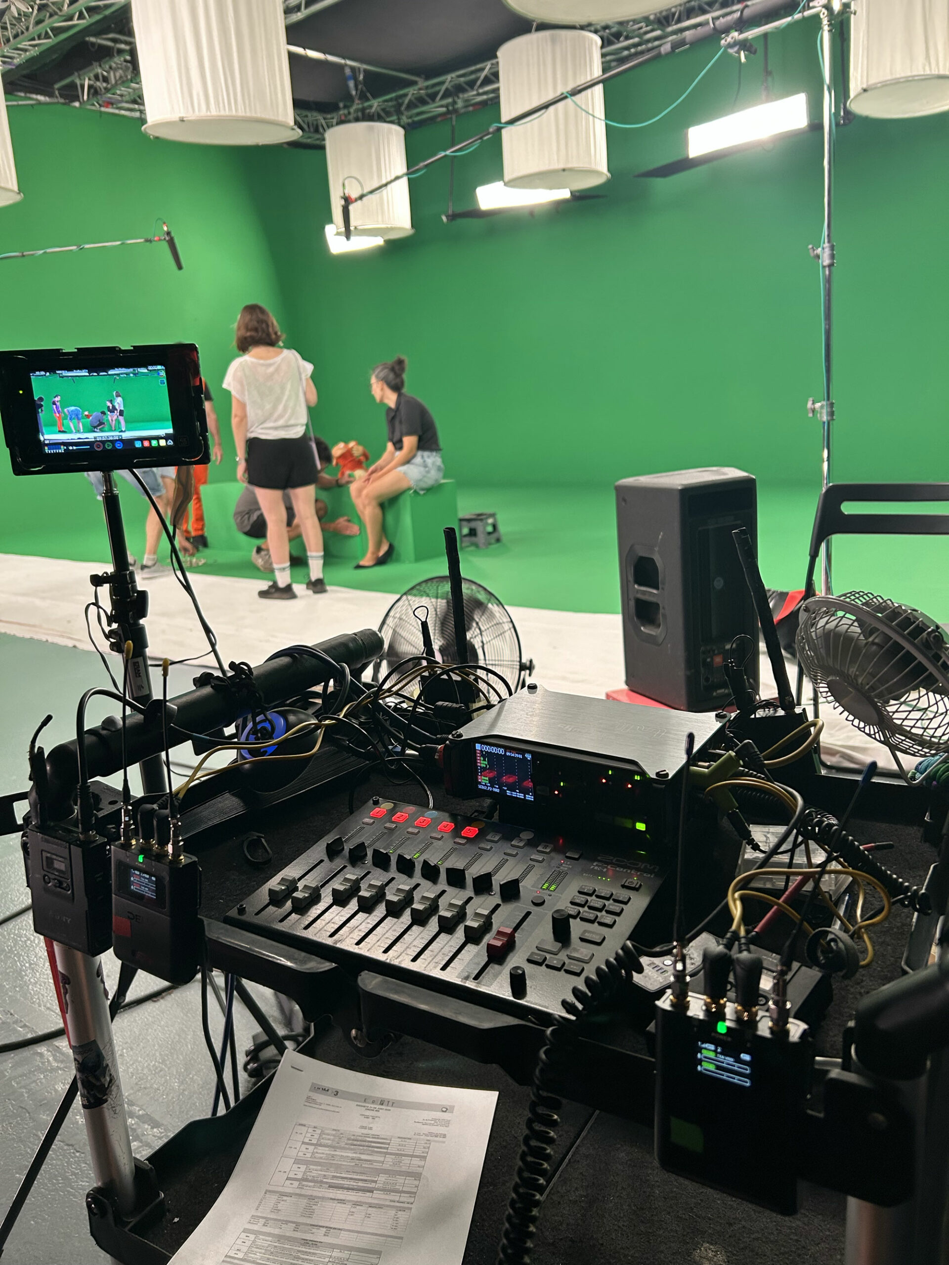 Hans en un set de rodaje con todo el material necesario al lado de un croma verde