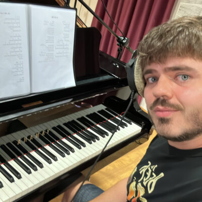 Hans Ludwig tocando el piano