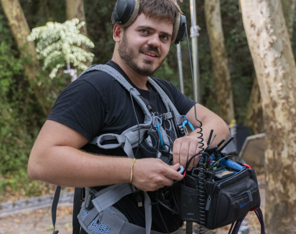 Hans con todo el equipo encima en medio de un rodaje