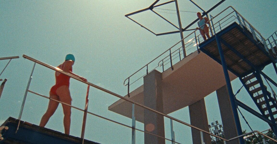 Fotograma del corto Pez al agua de una persona en un trampolín