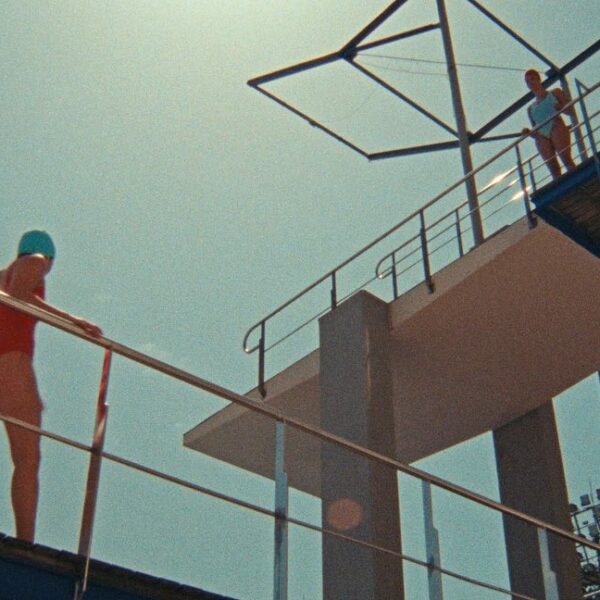 Fotograma del corto Pez al agua de una persona en un trampolín