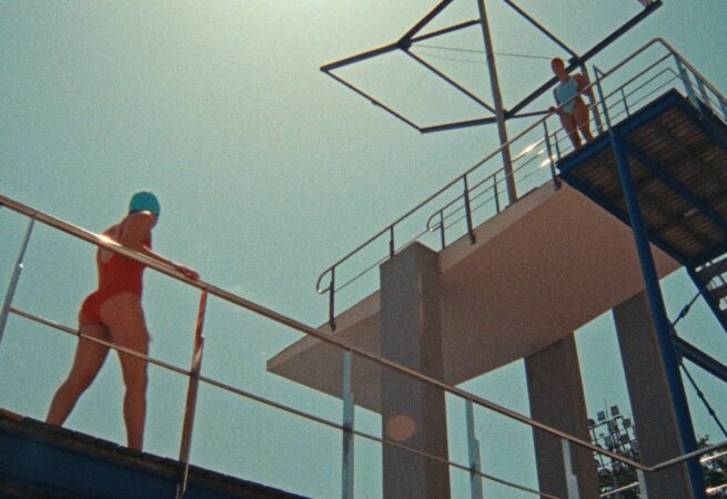 Fotograma del corto Pez al agua de una persona en un trampolín