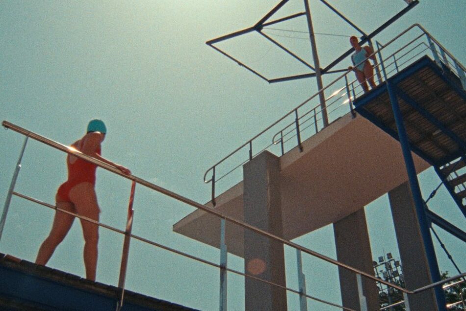 Fotograma del corto Pez al agua de una persona en un trampolín