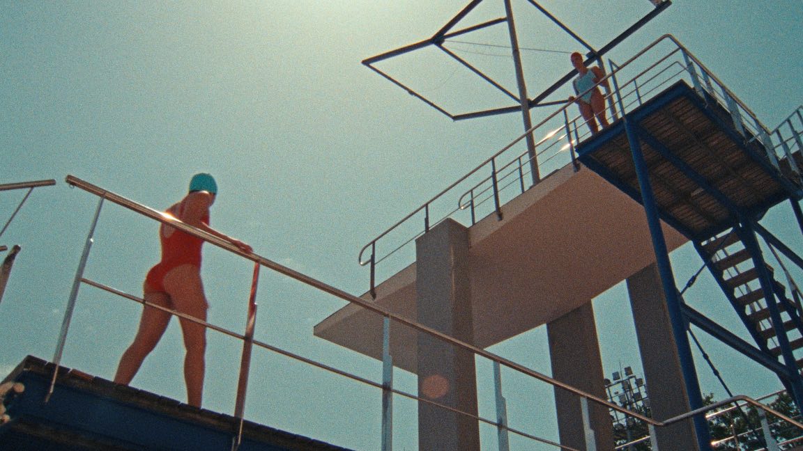 Fotograma del corto Pez al agua de una persona en un trampolín
